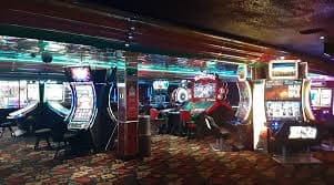 Layar live dealer baccarat dan roulette di studio multi-kamera haya777
